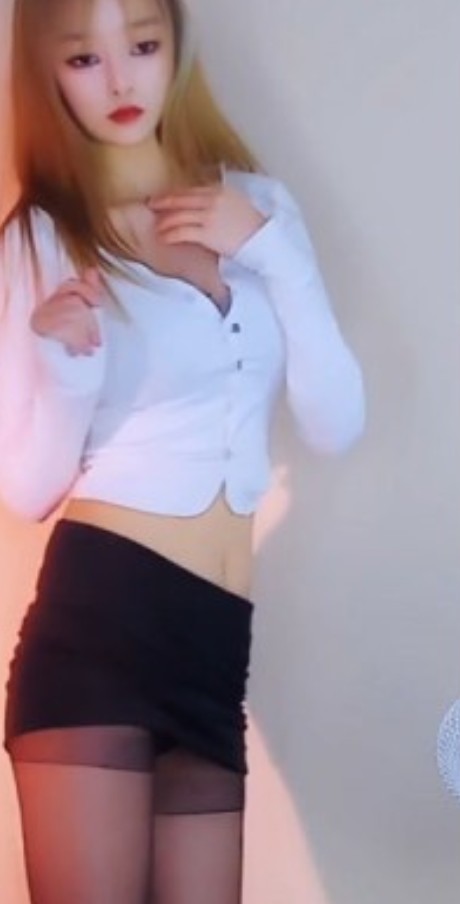 CC丨安静不了 短裙黑丝  [5V/685MB]